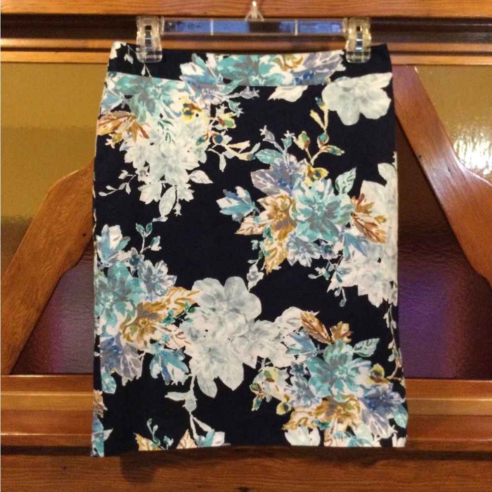 🤍HP!🤍 Van Heusen | Beautiful Floral Skirt - Picture 2 of 8